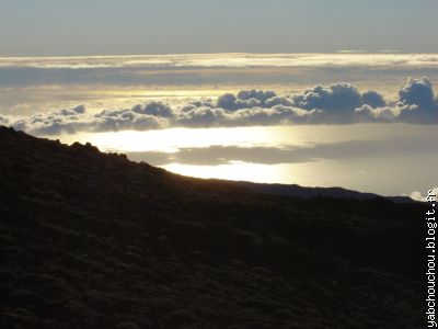 A l'aube. La mer, derrière les nuages.