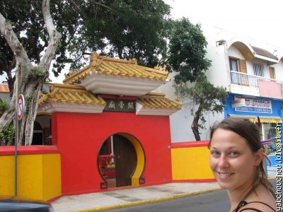 Pas très convaincue par la mosquée, voici Rachel au temple chinois.